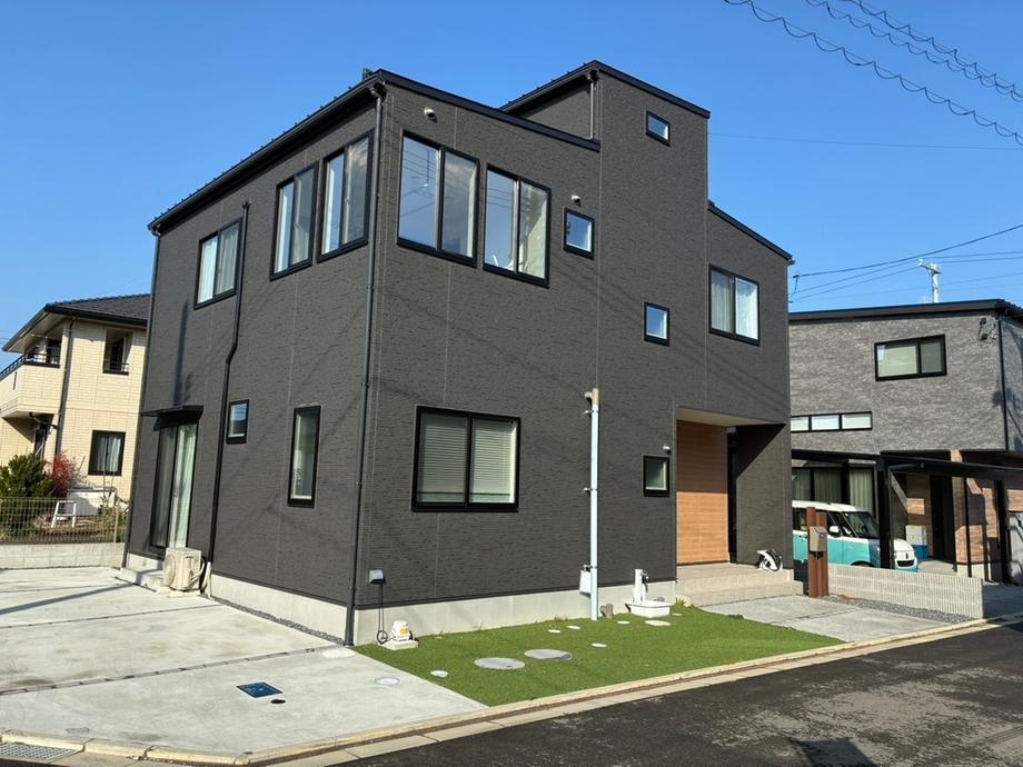Bright, Nearly New 5LDK Home with Sunroom in Iwakuni in Iwakuni