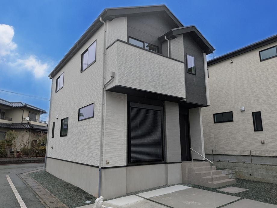 Modern 4LDK with Sunlit 18-Tatami Living Area in Musashigaoka, Kumamoto