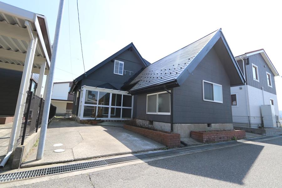 Bright, Fully Renovated 4LDK Home with Three-Car Parking in Katabata, Tsubata, Ishikawa