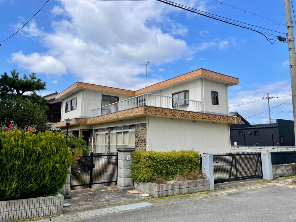 Spacious 8DK Steel-Frame House with Garden & Large Balcony in Higashiomi, Shiga