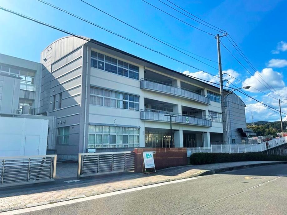 Bright High-Ground 4LDK Wooden House with 2-Car Parking in Quiet Kochi in Kochi