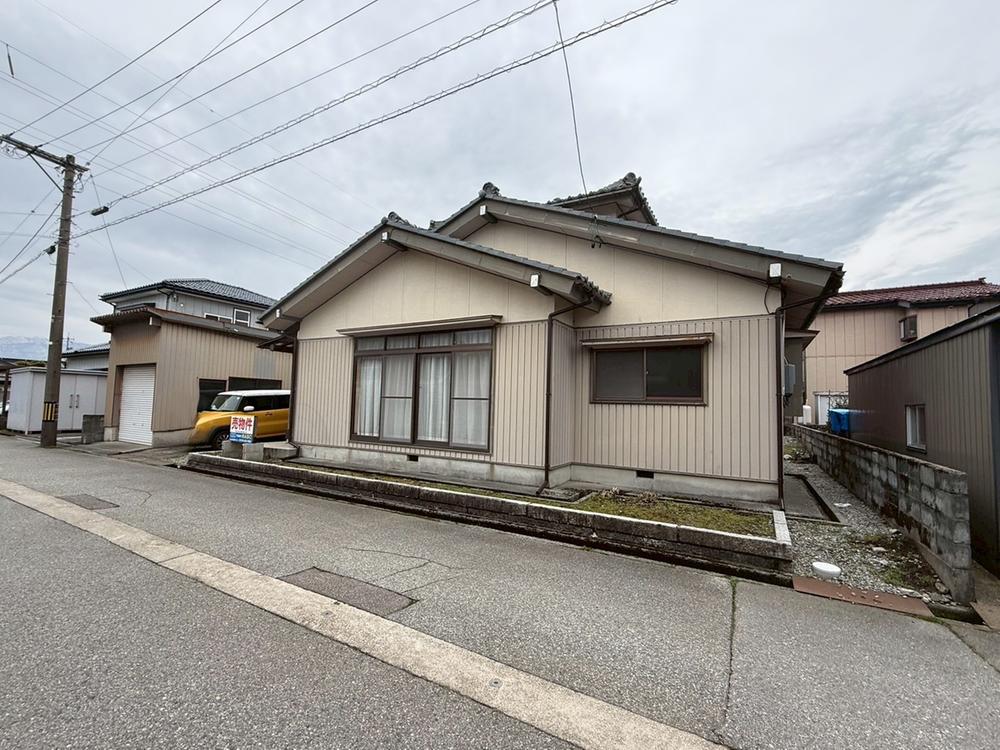 青島の南庭付き・ゆとりある6DK戸建て、入善町