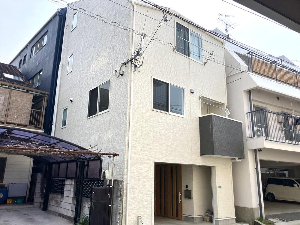 Fully Renovated 2LDK Three-Story Home by Iyo-Tachibana Station in Matsuyama