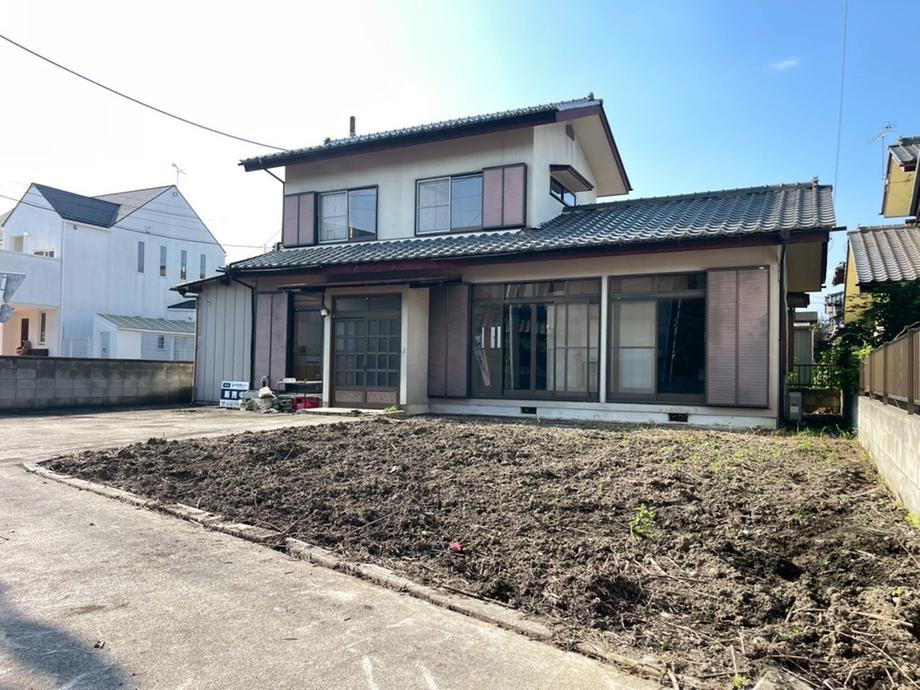 Bright Corner-Lot 3LDK with Spacious Garden Potential in Takasaki in Gunma