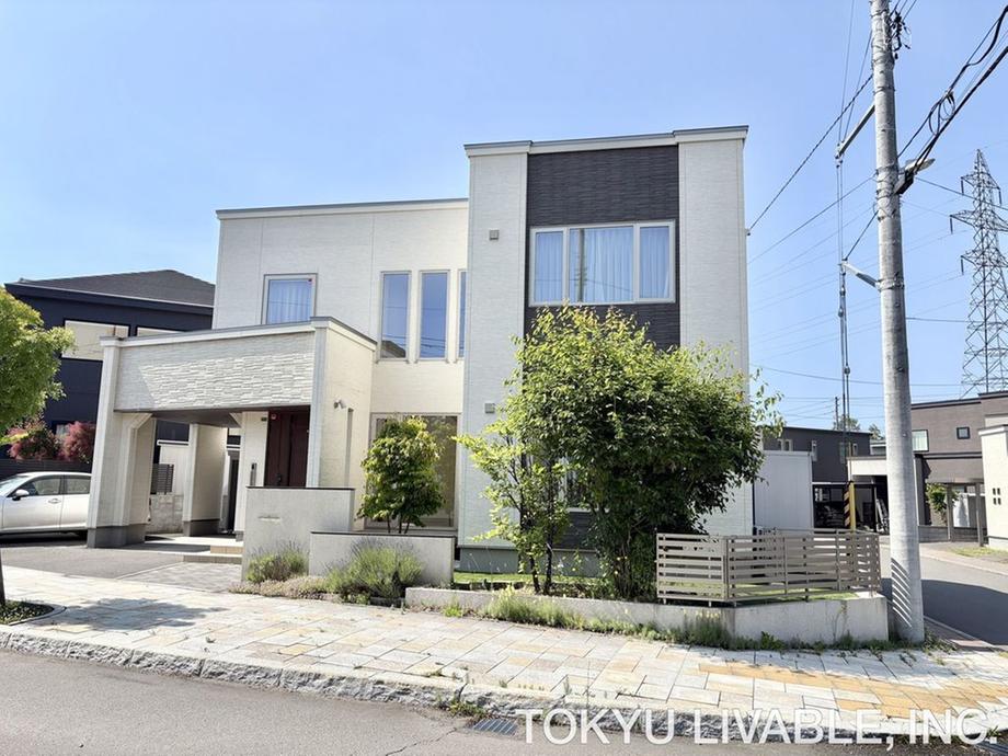 Spacious 3LDK Wooden Home with Vaulted Ceiling in Sapporo, Sapporo, Hokkaido