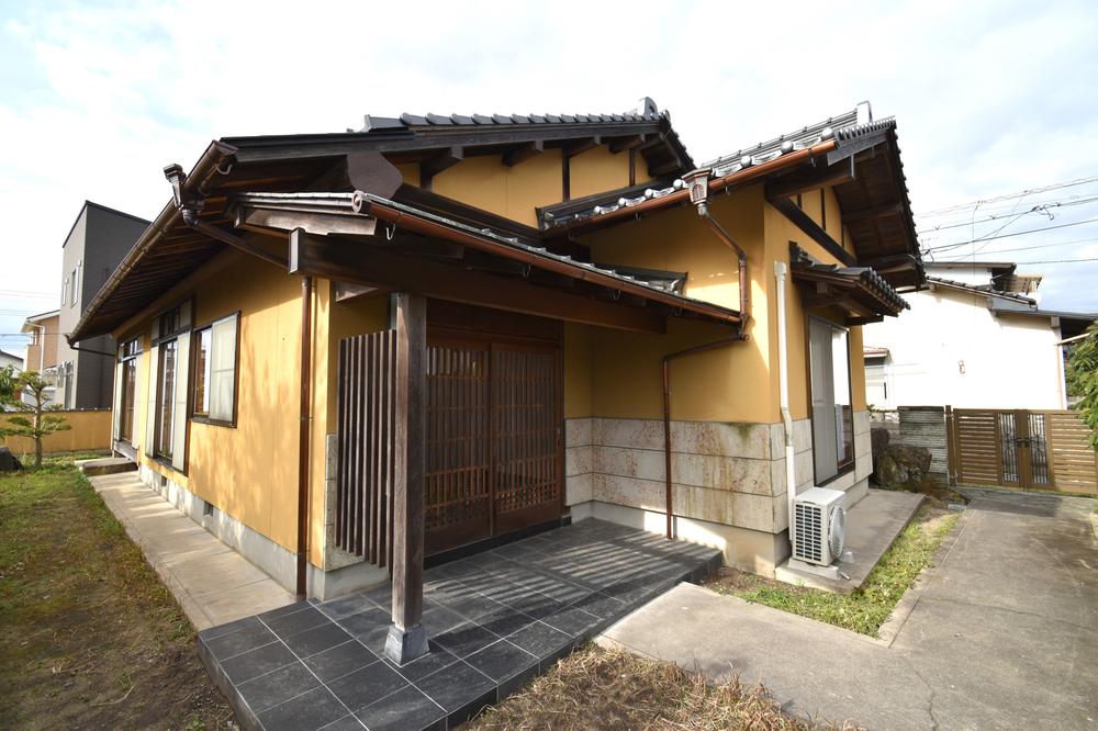 South-Facing 3DK Wooden House with Private Annex on a Large Lot in Yonago in Tottori