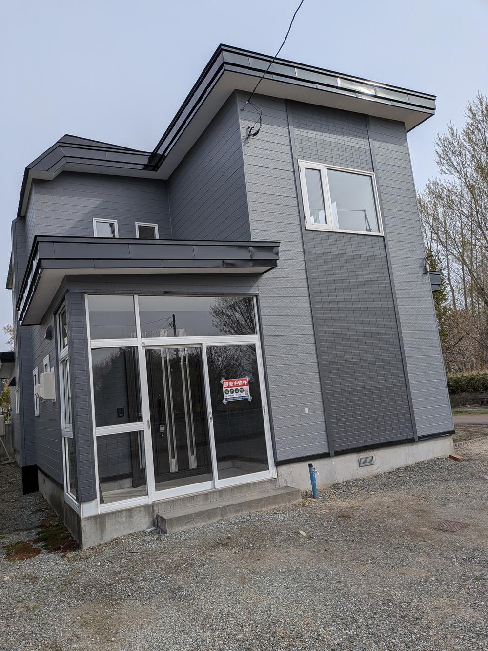 Renovated 5LDK Wooden Home in Kita-ku with 4-Car Parking, Hokkaido