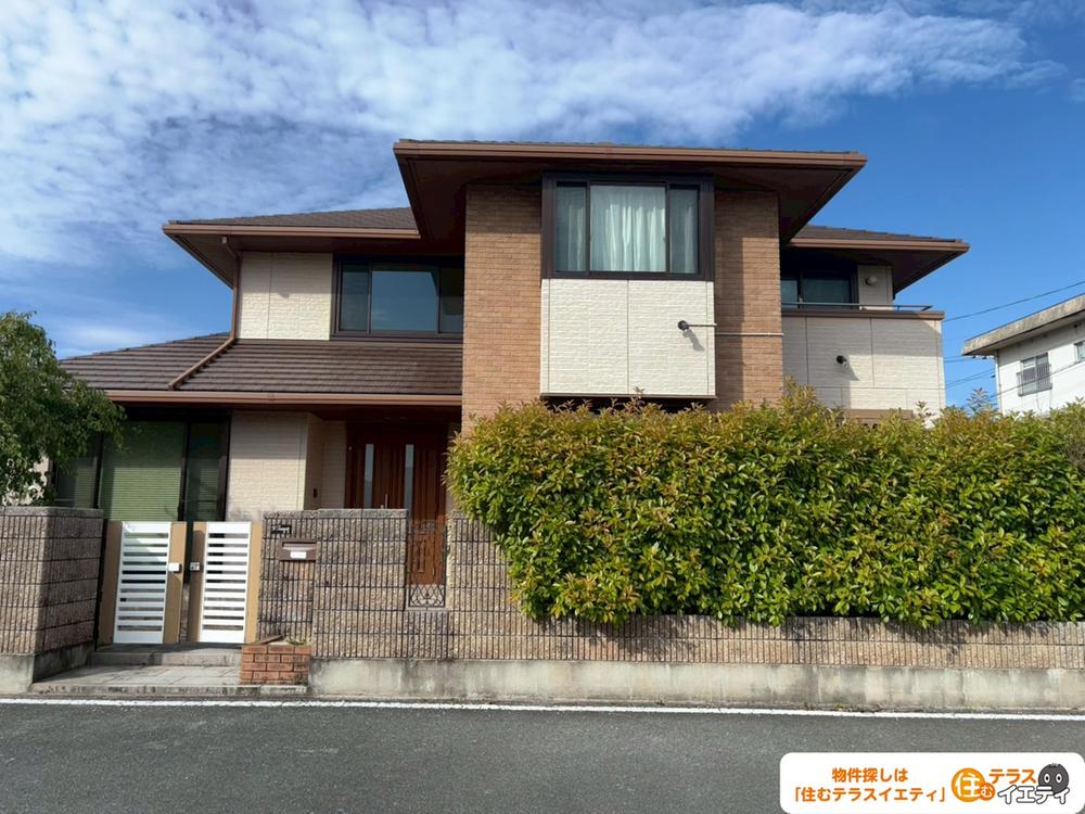 Bright 5LDK with Atrium, Washitsu & Island Kitchen near Otoshi Station in Yamaguchi