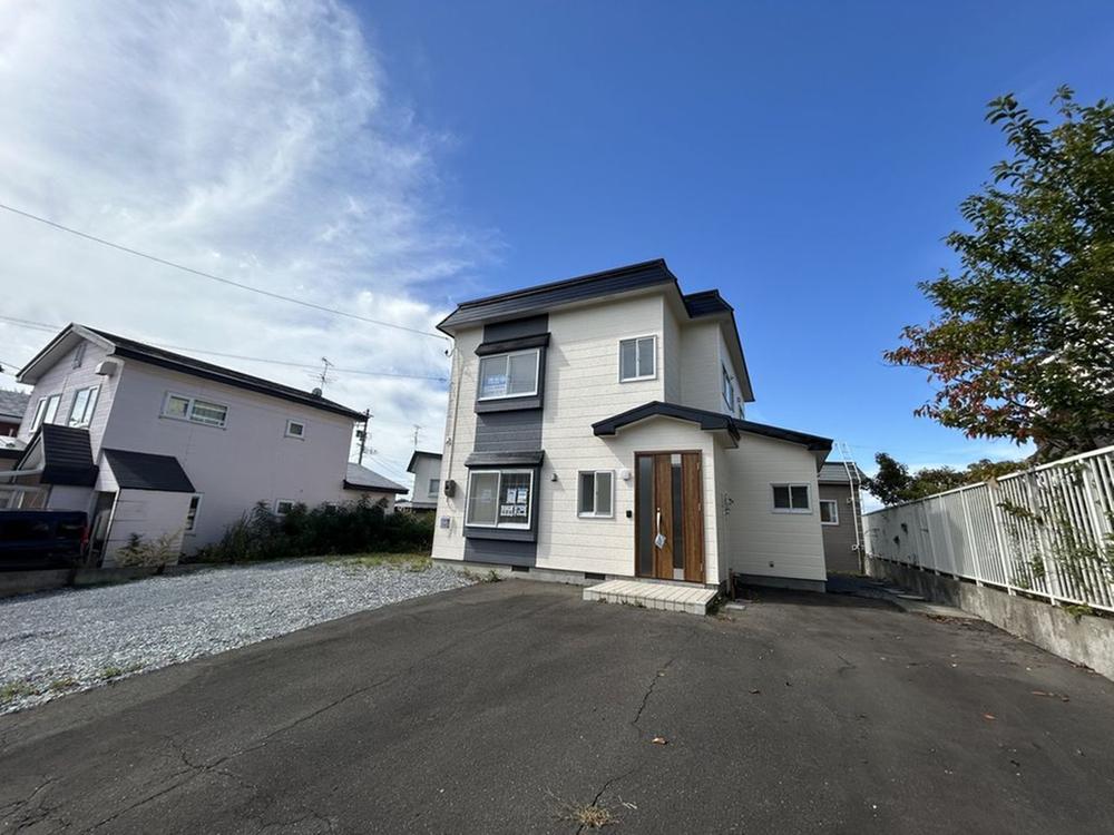 Bright Renovated 4LDK with Parking for Five in Aomori, Aomori