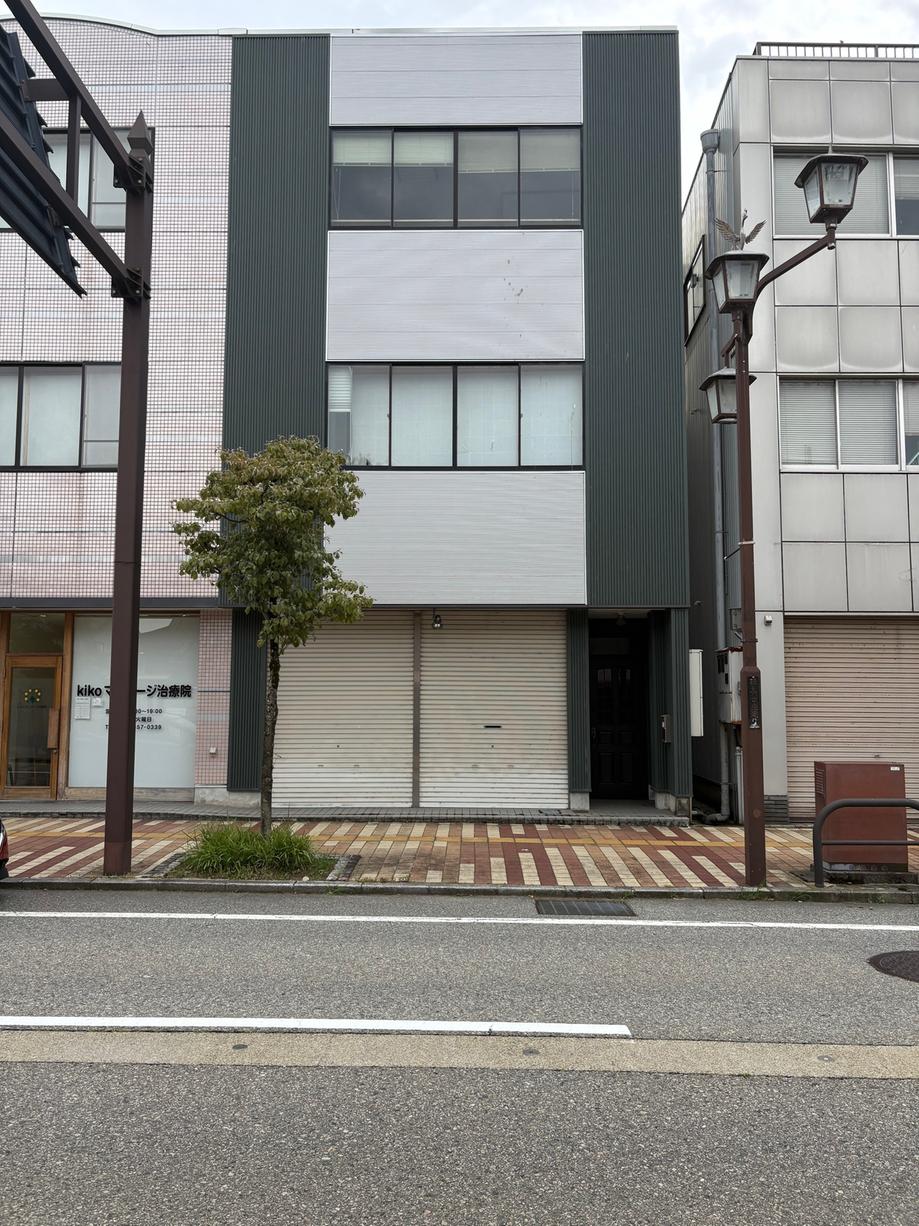 Fully Renovated 3LDK House with Parking for 3 in Maezawa, Kurobe, Toyama