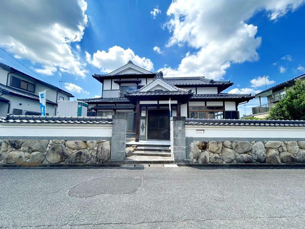 Fully Renovated Bright 4LDK+S Home with 4-Car Parking in Quiet Yamano, Fukuoka