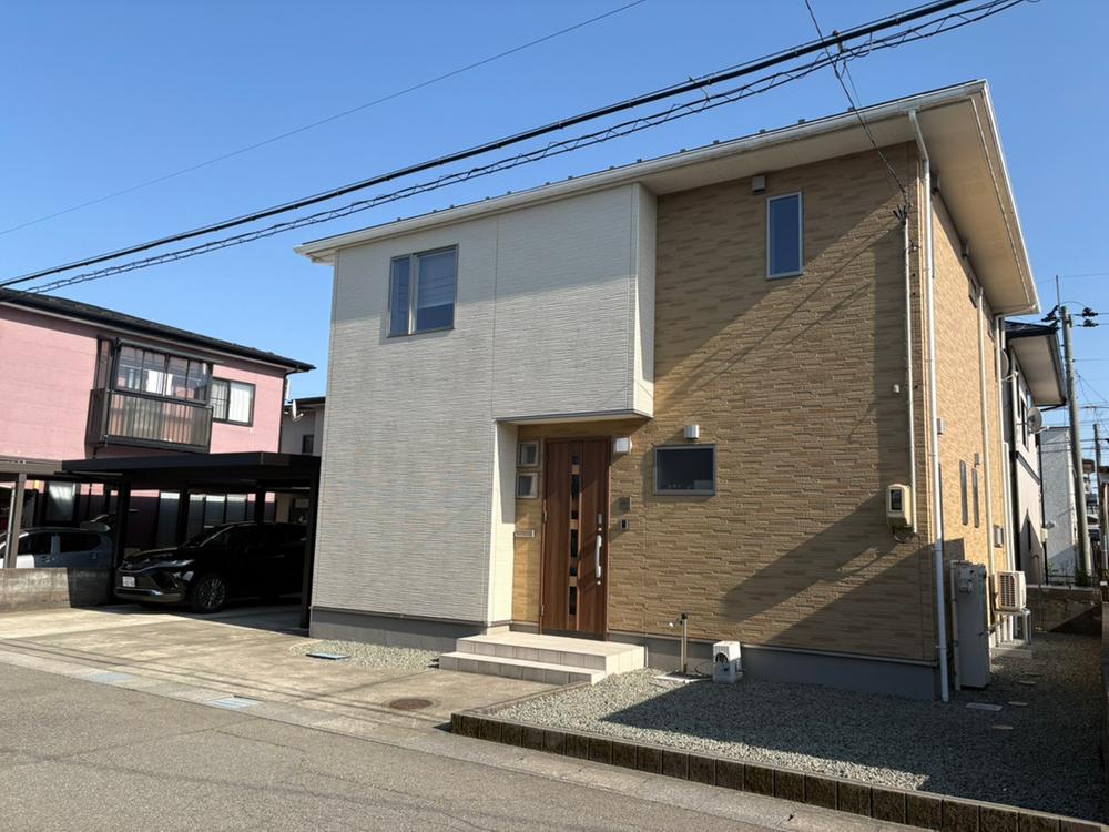 Excellent 3LDK Home with First-Floor Renovation and 3-Car Parking in Akita, Akita