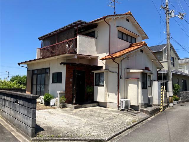 Sunny South-Facing 4DK Corner House, 5-Min Walk to Higashino Station in Ehime