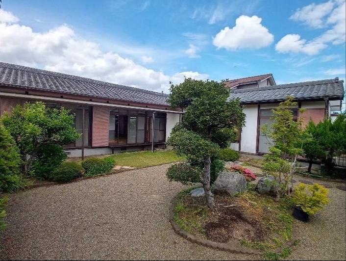 Spacious Single-Story 5DK with a Large Garden in Tsukimigaoka, Miyazaki