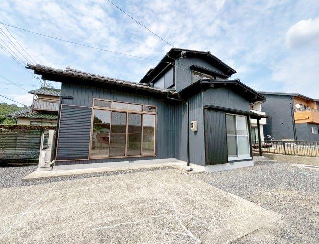 Fully Renovated Bright 4LDK with 5-Car Parking in Quiet Nishifukase, Gifu in Gifu