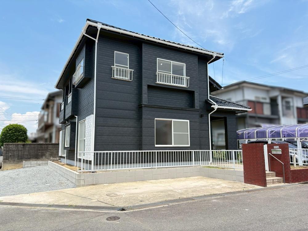 Renovated 4LDK in Yokkaichi with Garden and 3-Car Parking, Mie