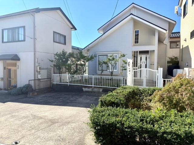 Bright Home with Sunroom and Two-Car Parking in Nishi-ku, Niigata