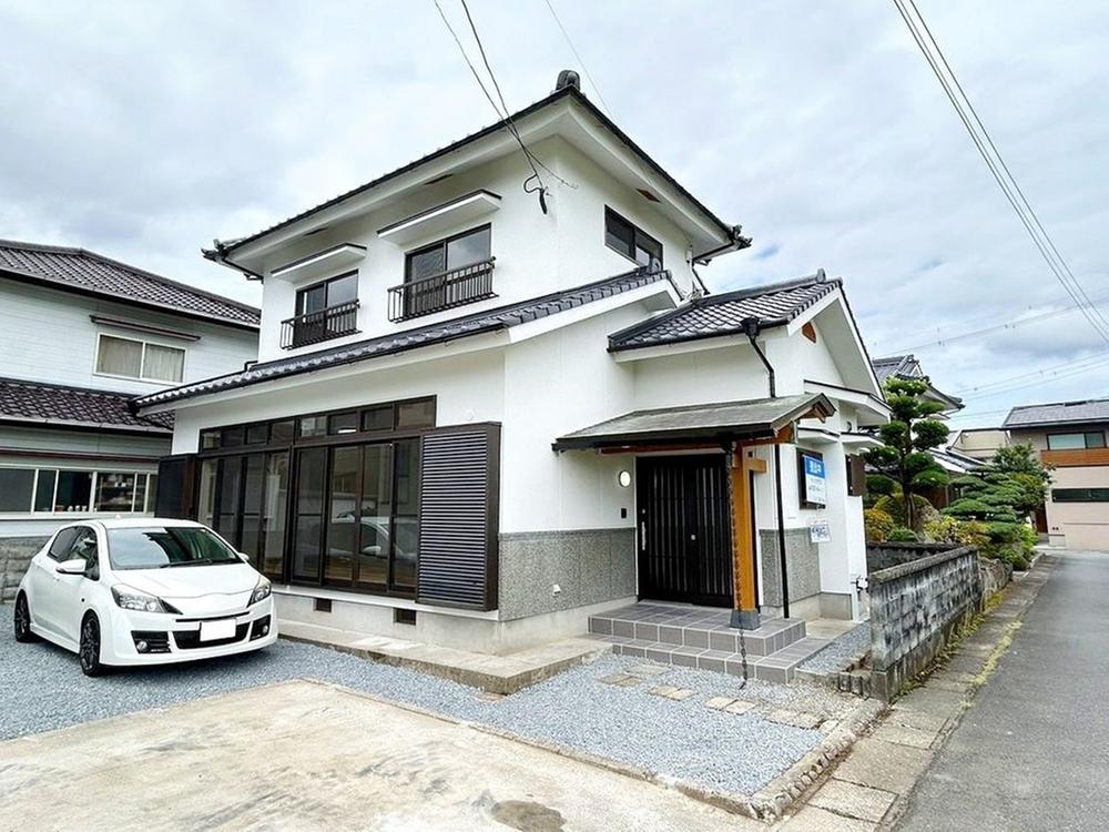 Fully Renovated 3LDK with a Spacious 20.5-Tatami Living Area, Hita, Oita