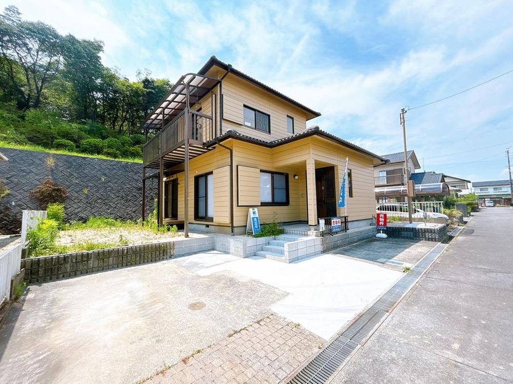 Fully Renovated Bright 4LDK with 3-Car Parking in Yokkaichi’s Oukadai in Mie