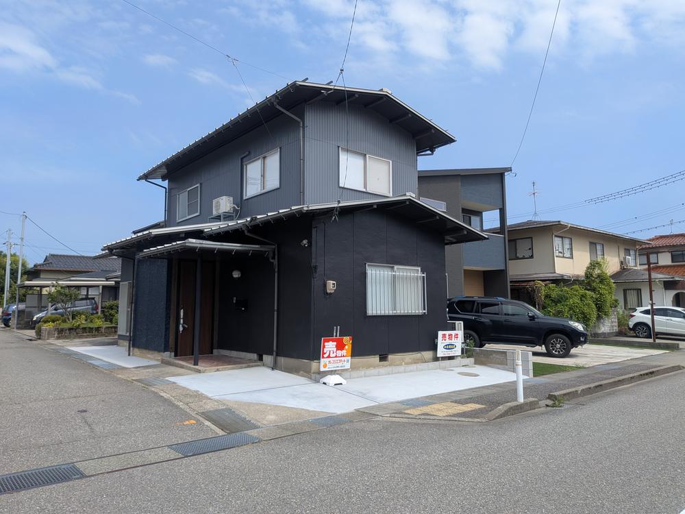 Convenient 3LDK Home Near Nukashinbo-mae Station with Sunroom, Ishikawa