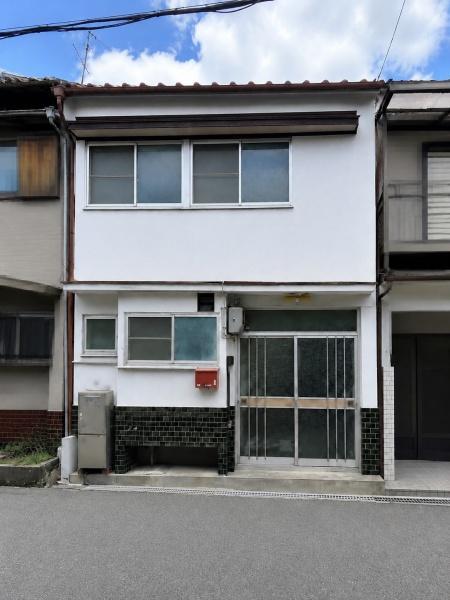 Unrenovated 6DK Wooden House Near Yato Station in Higashiosaka, Osaka