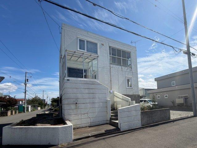 Renovated 4LDK with Parking for Up to Eight Cars in Sapporo, Hokkaido