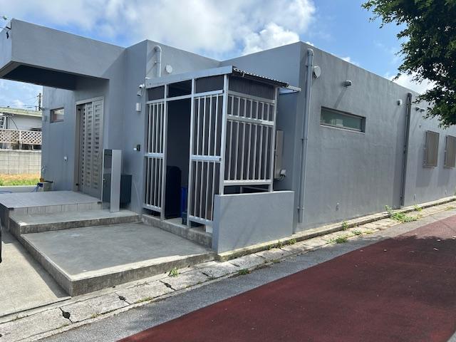 Bright Renovated 4LDK RC Home with Large Lot in Tsukishiro, Okinawa