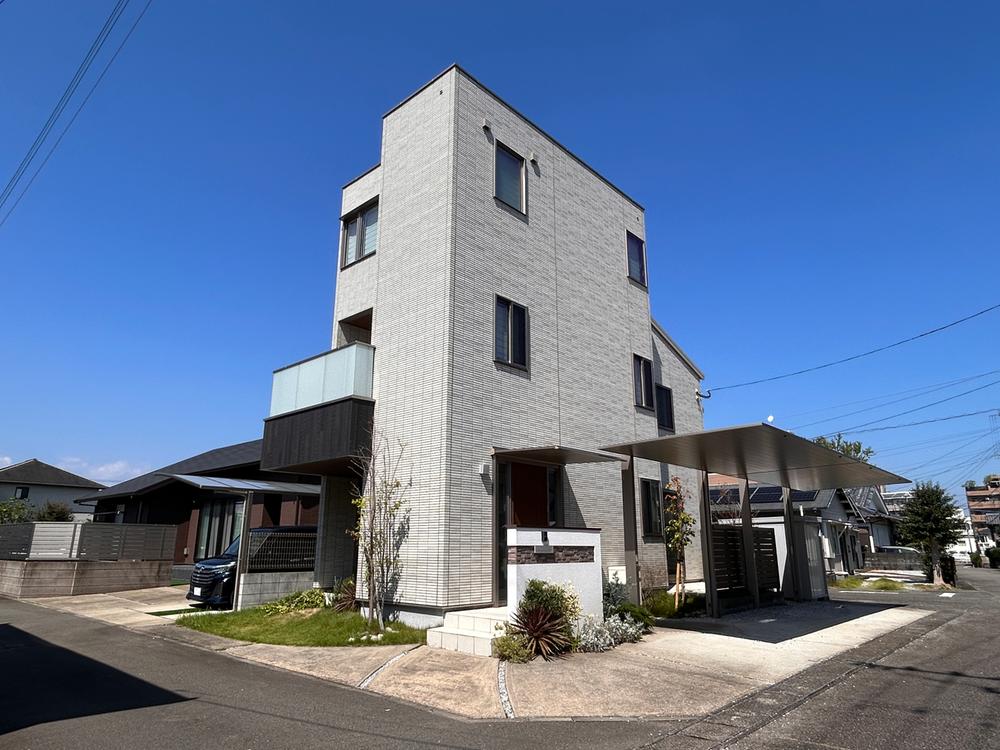 Bright 3LDK Home with Rooftop Balcony and Attic Storage in Jogasaki, Miyazaki