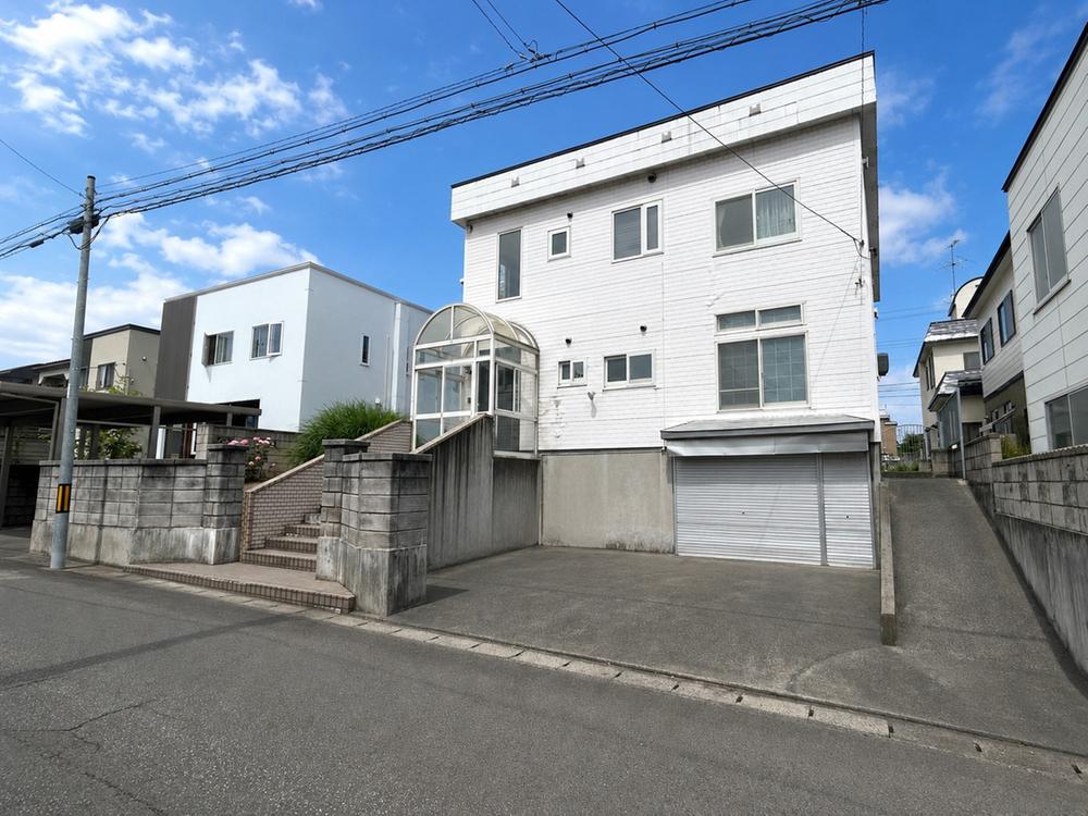 Spacious 6LDK Home with Garage and Parking for Three in Aomori, Aomori