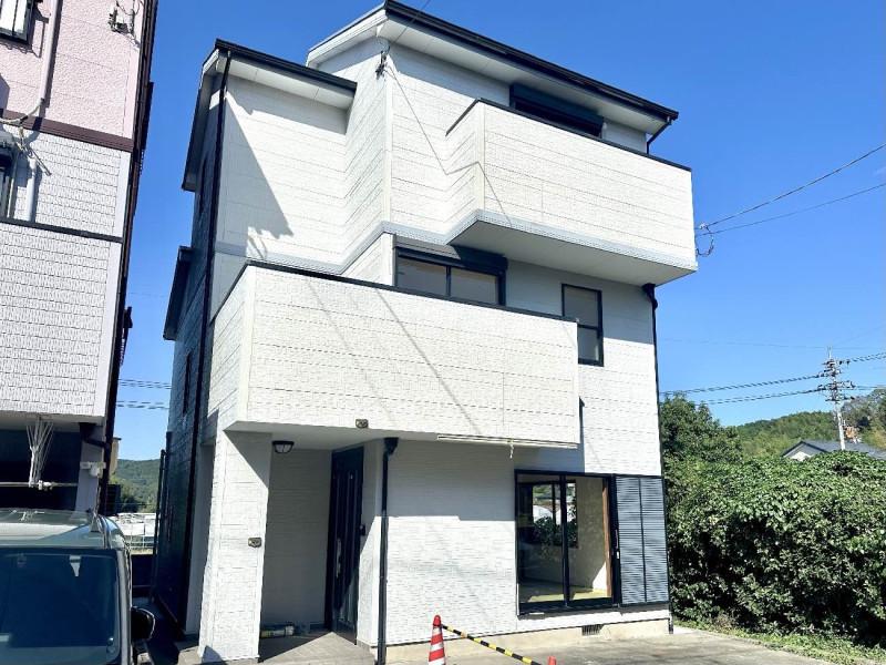 Renovated Three-Story 4LDK with Parking for Three in Kuwano, Anan, Tokushima