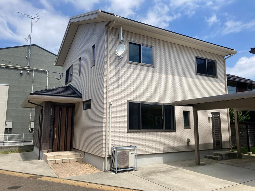 Well-Maintained 4LDK+S Home with Solar Power and Parking for Four, Niigata