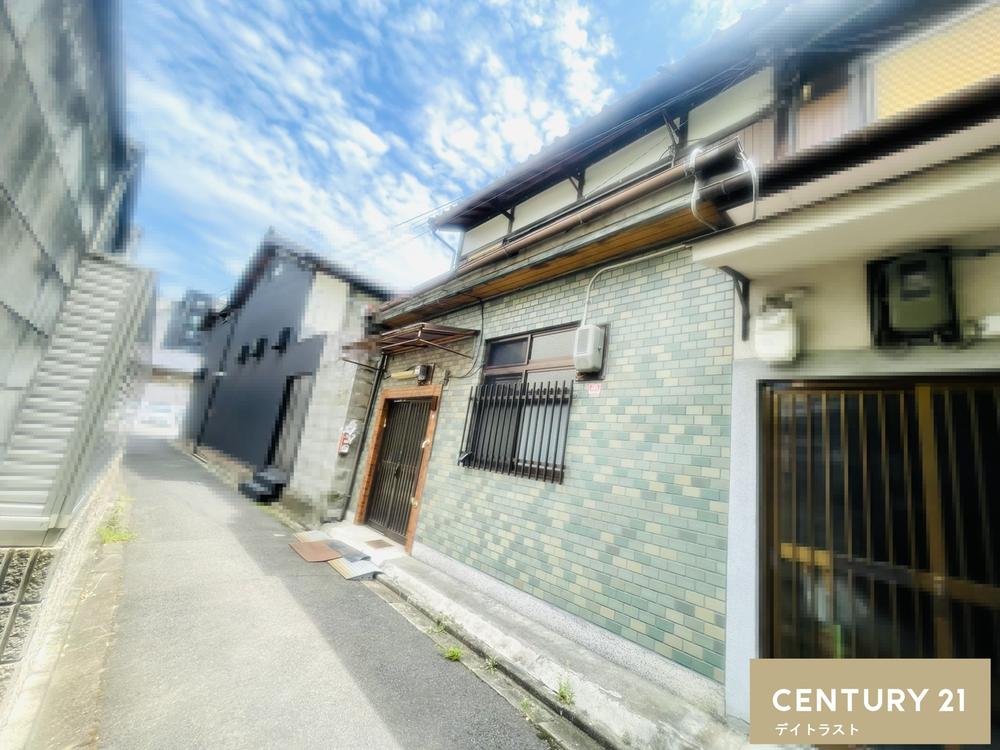 Prewar Wooden 6K Near Kyoto Station — Unrenovated Machiya-Style House, Kyoto
