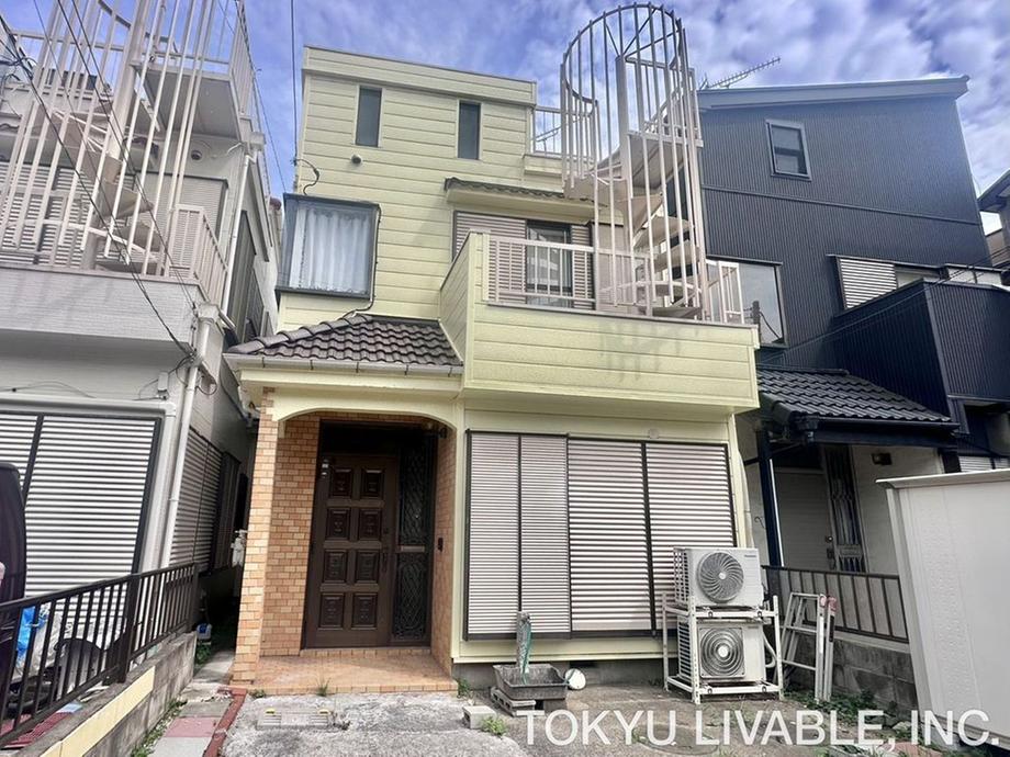 Well-Maintained 3LDK Home Near Everyday Essentials in Ichikawa, Ichikawa, Chiba