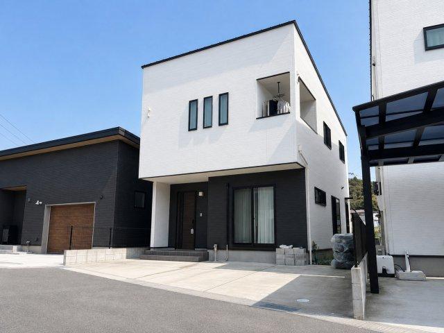 Bright, Stylish 4LDK Home with Three-Car Parking in Hiroshima, Hiroshima