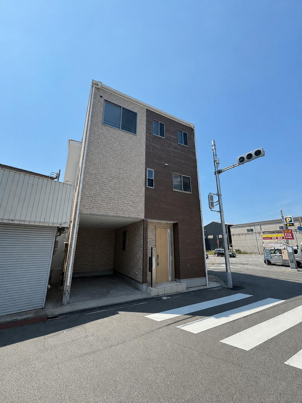 Bright Wooden 3-Storey 3LDK with High-Roof Parking in Quiet Yodogawa in Osaka
