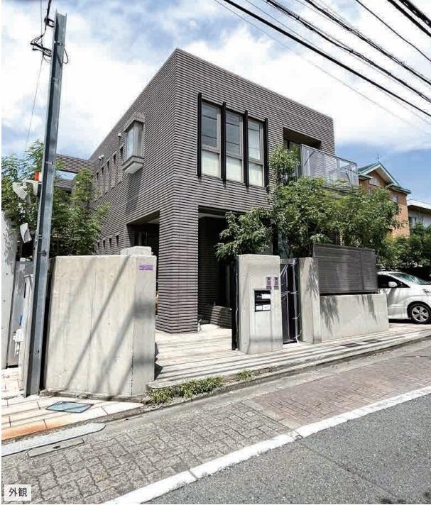 Grand Multigenerational Home with Indoor Elevator in Shinagawa, Tokyo
