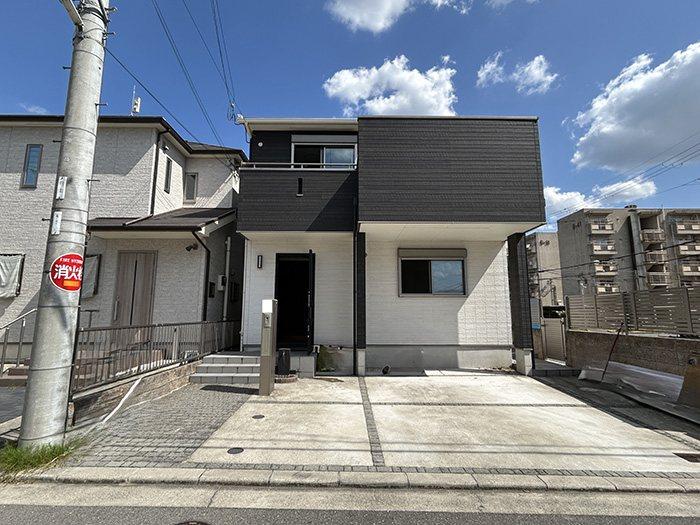 Bright 5LDK Corner Home Near Katano-shi Station with 2-Car Parking, Osaka