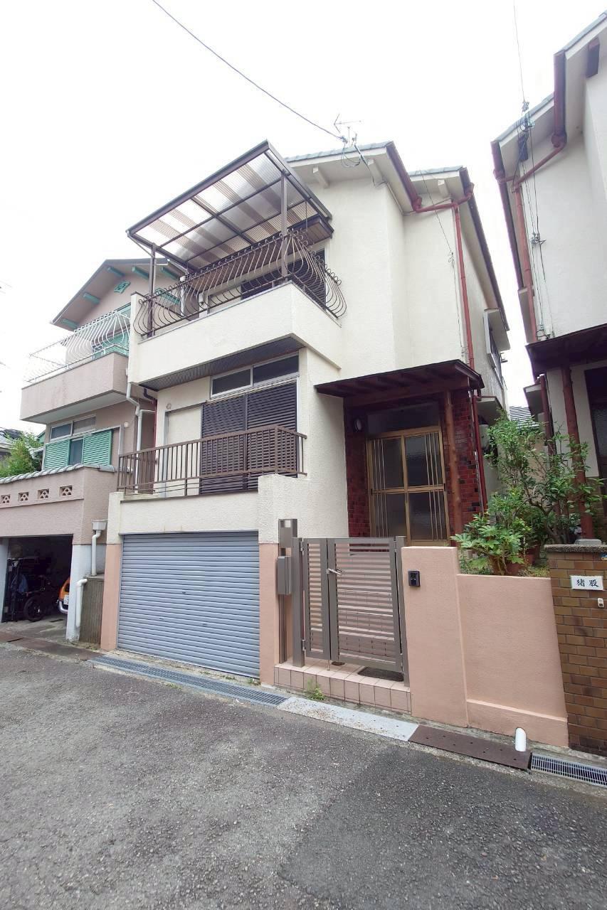 Well-Kept 3DK Home with Garage and Balconies in Minoh, Minoo, Osaka