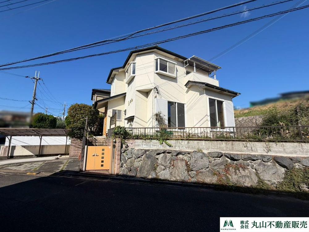 Sunlit Detached Home with Garden and Parking in Furuichicho, Nara