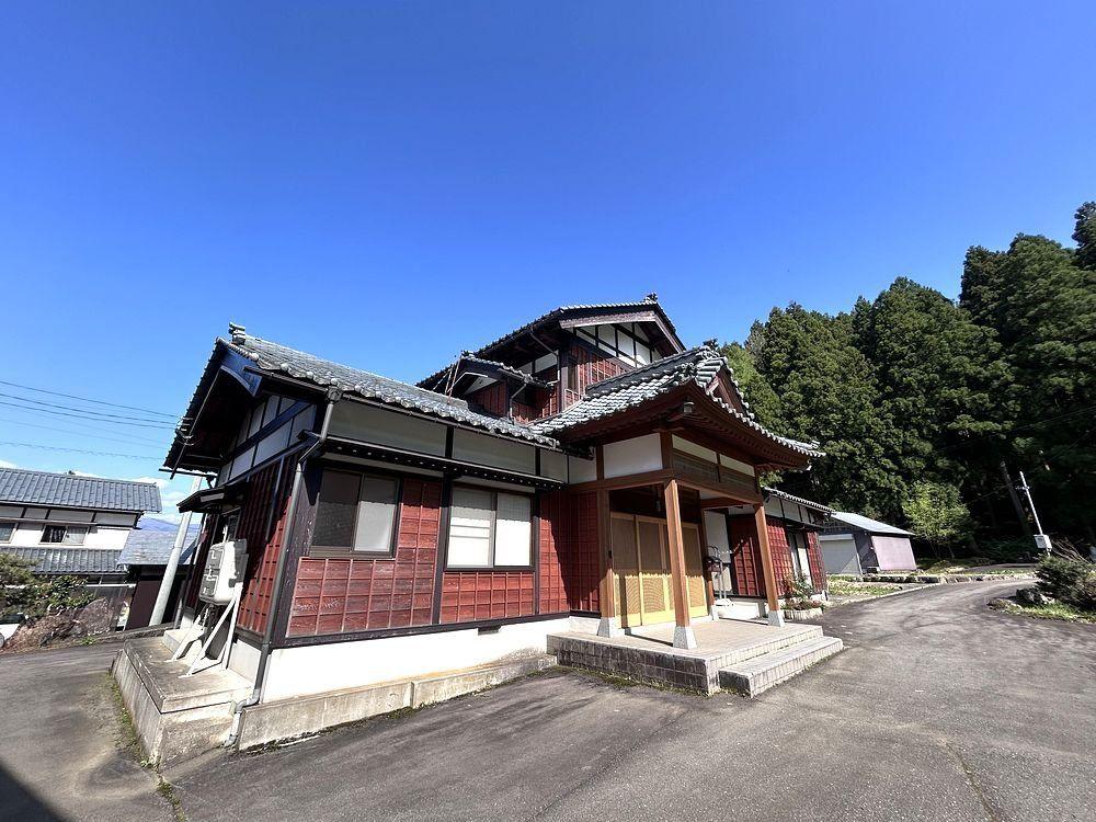 Spacious 7LDK Japanese-Style Home with Garage in Rural Ono in Ono