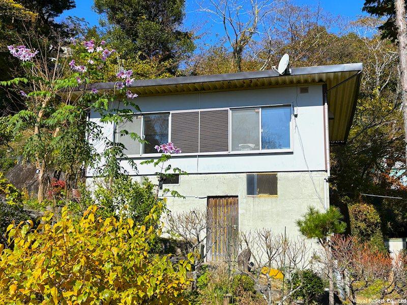 Bright 3DK Retreat with Spacious Green Grounds in Izusan, Atami in Atami