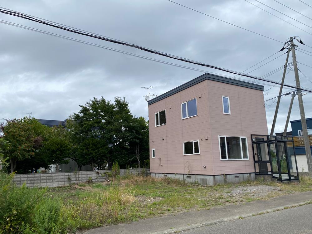 Quiet Shiroishi 2LDK Wooden House with Large Garden & 4-Car Parking in Hokkaido