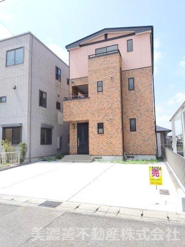 Bright 5LDK Three-Story Home with 3-Car Parking in Gifu in Gifu
