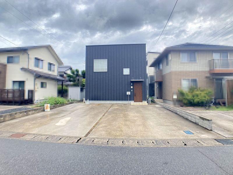 Fully Renovated 3LDK Home with Lofty Atrium and Three Parking Spaces in Sakaiminato, Tottori
