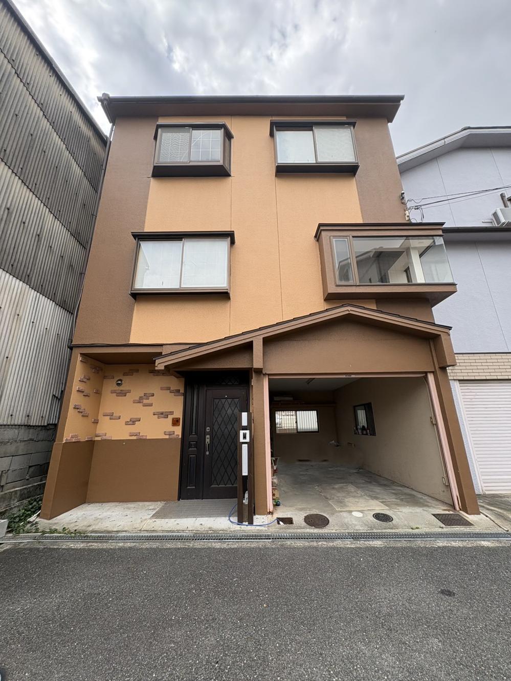 South-Facing 3-Story 4LDK with Garage near Shin-Ishikiri, Higashiosaka in Osaka