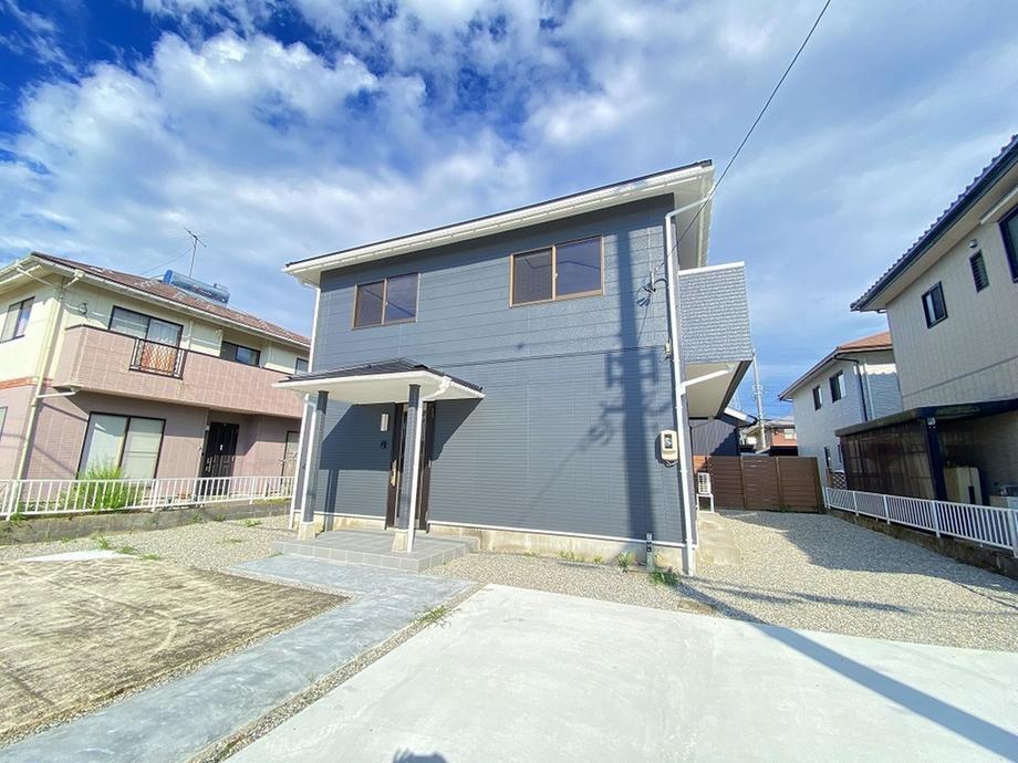 Bright Renovated 3LDK Home with Carport and Storage in Akahama in Toyama