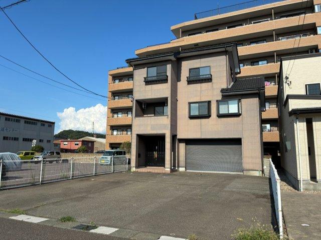 Bright 4LDK+S Concrete House with Spacious Land in Tsuruga in Fukui