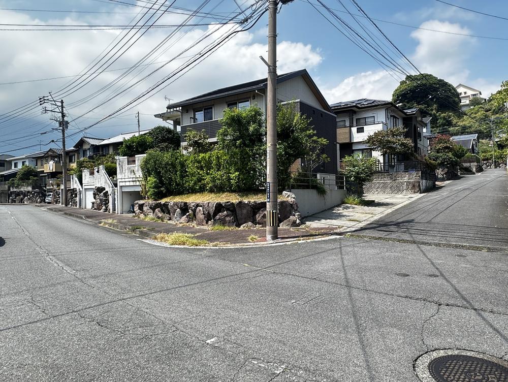 Bright Corner-Lot 4LDK in Beppu: Sekisui House Quality with Floor Heating & 3-Car Parking in Oita