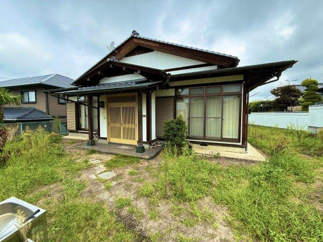2LDK Wooden House on Vast Highland Lot in Scenic Ichinomiya, Yamanashi in Yamanashi