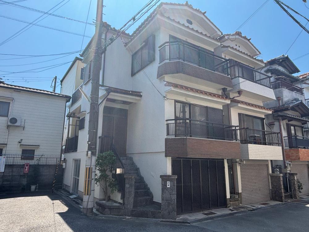 Renovation-Potential 3LDK Corner House with Three Balconies in Nishinari, Osaka